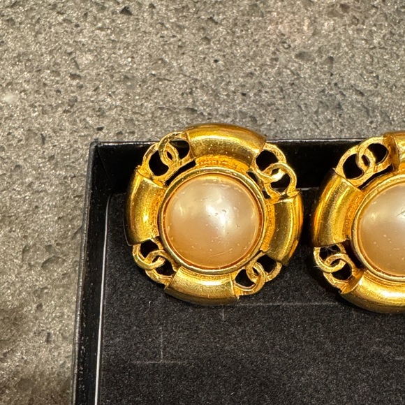 Elegant Chanel Gold-Tone Clip-on Earrings - Picture 2 of 9